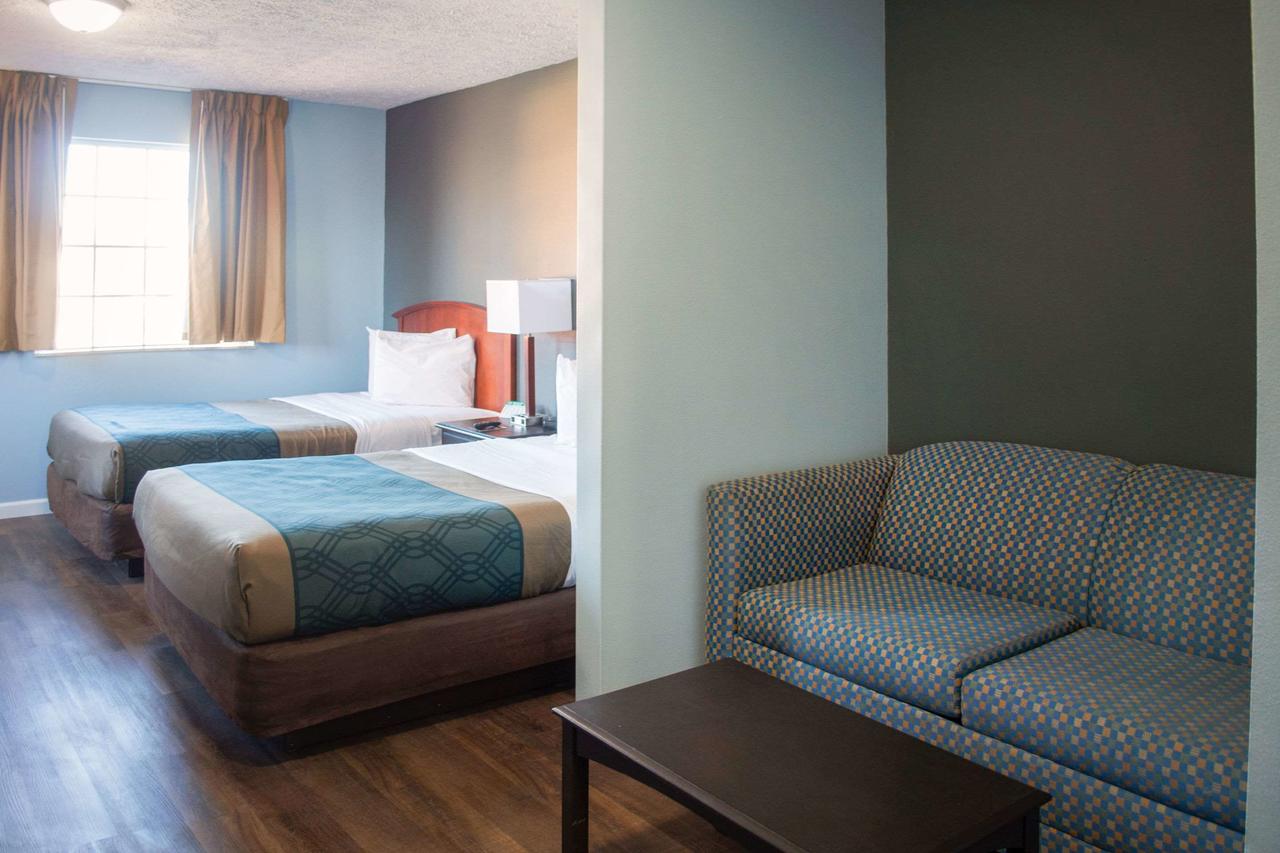 Econo Lodge Inn & Suites South Sandusky - thumb 12