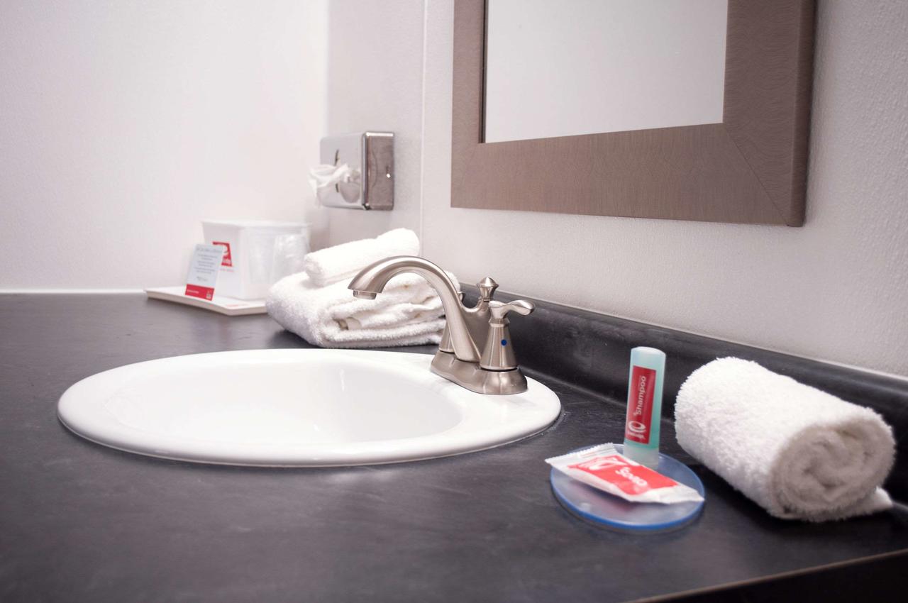 Econo Lodge Inn & Suites South Sandusky - thumb 19