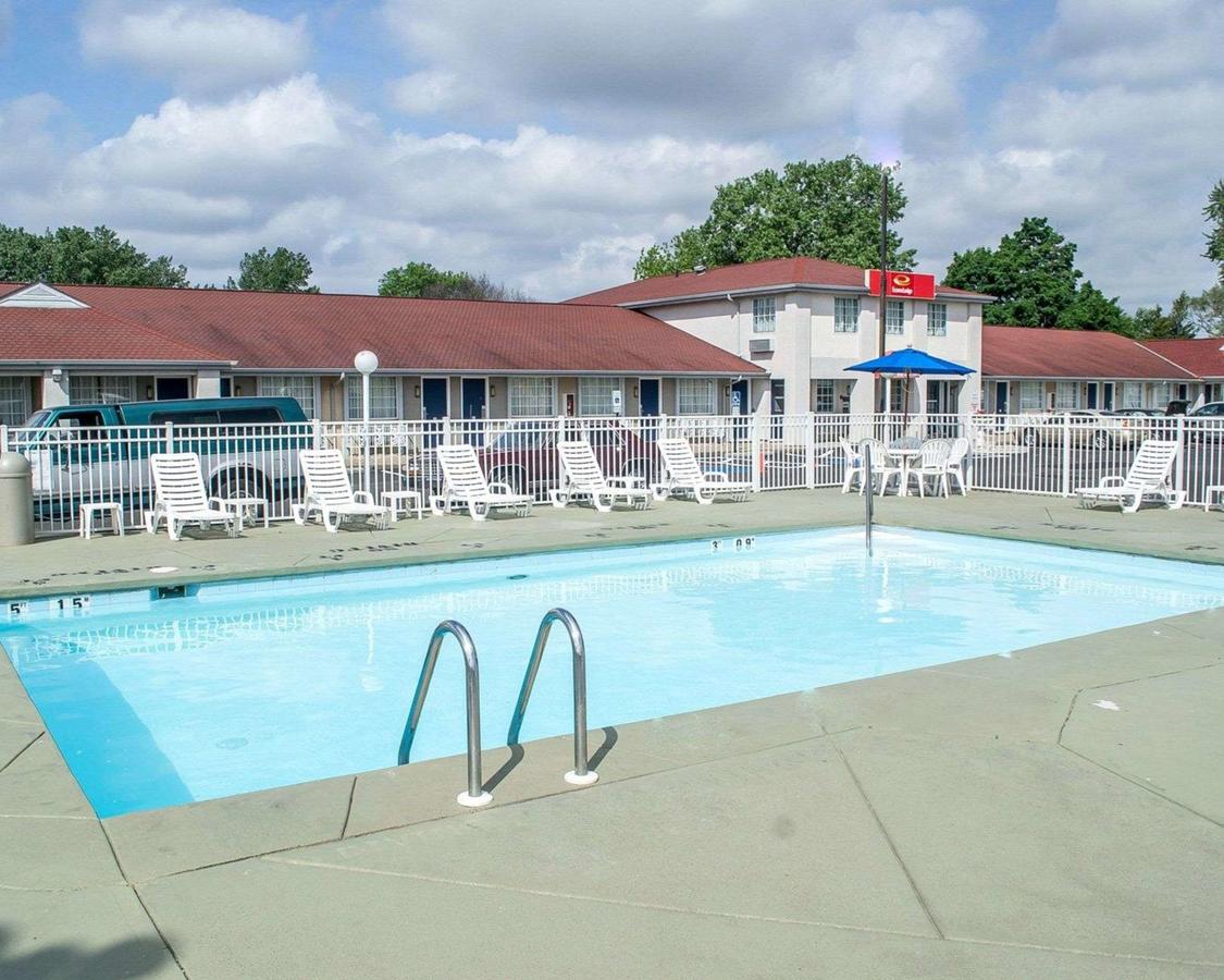 Econo Lodge Inn & Suites South Sandusky - thumb 22
