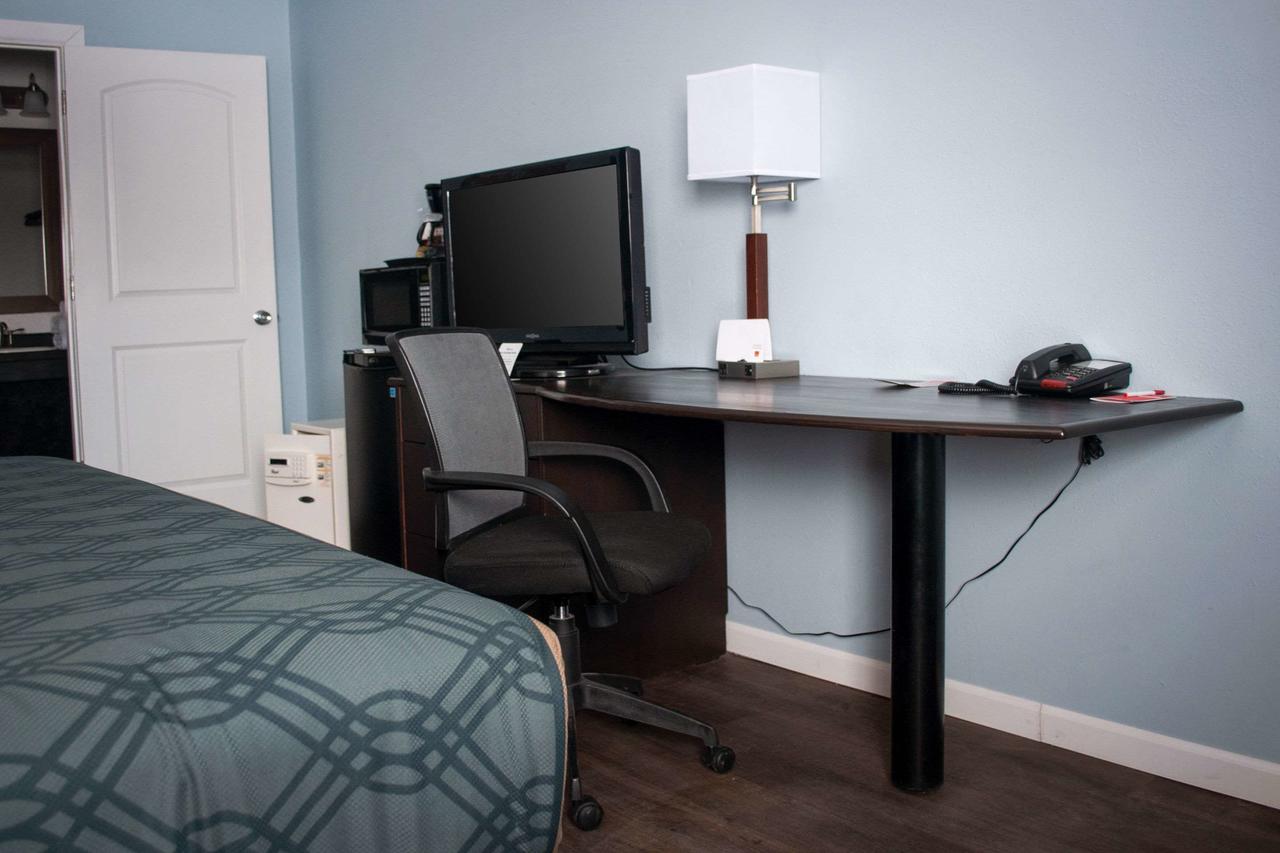 Econo Lodge Inn & Suites South Sandusky - thumb 17