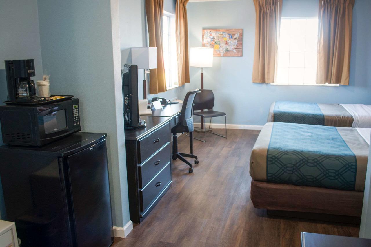 Econo Lodge Inn & Suites South Sandusky - thumb 11