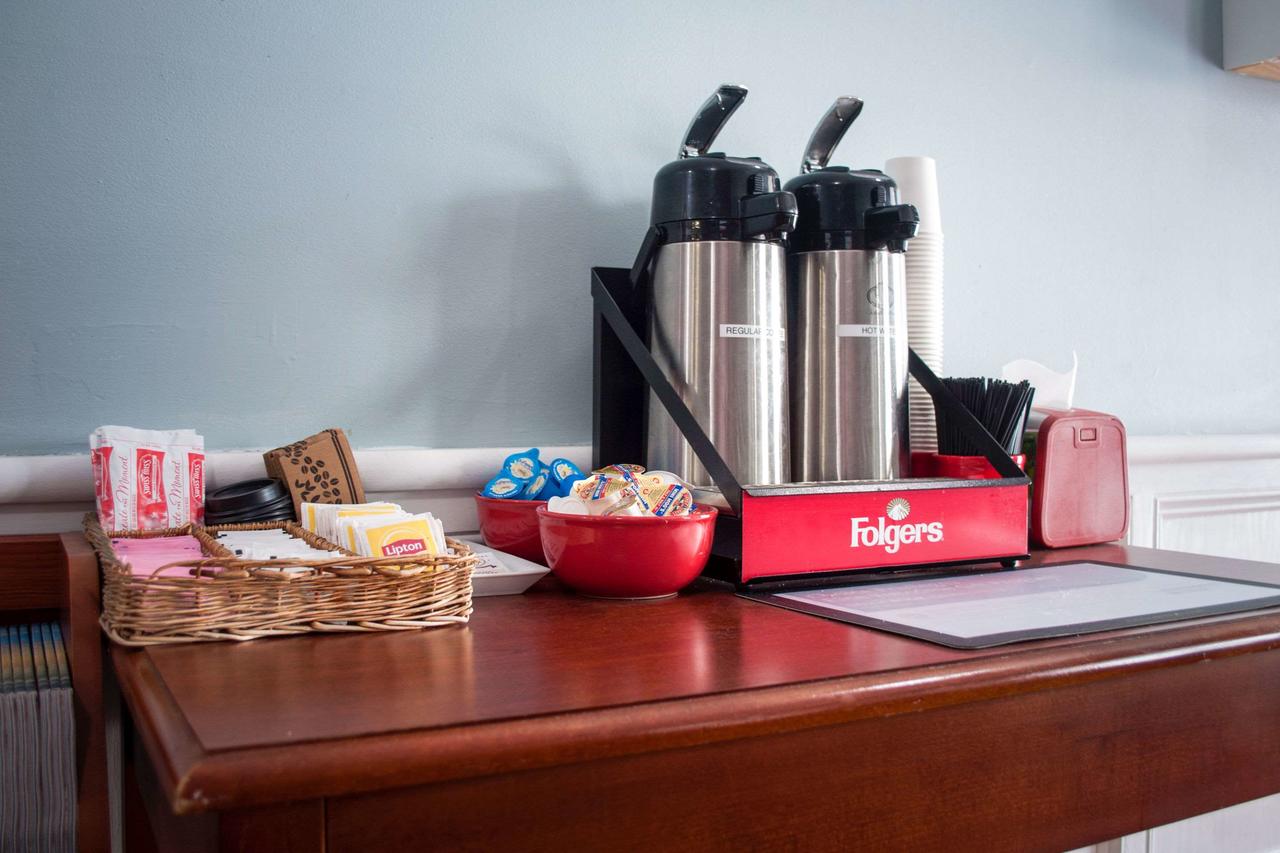 Econo Lodge Inn & Suites South Sandusky - thumb 9