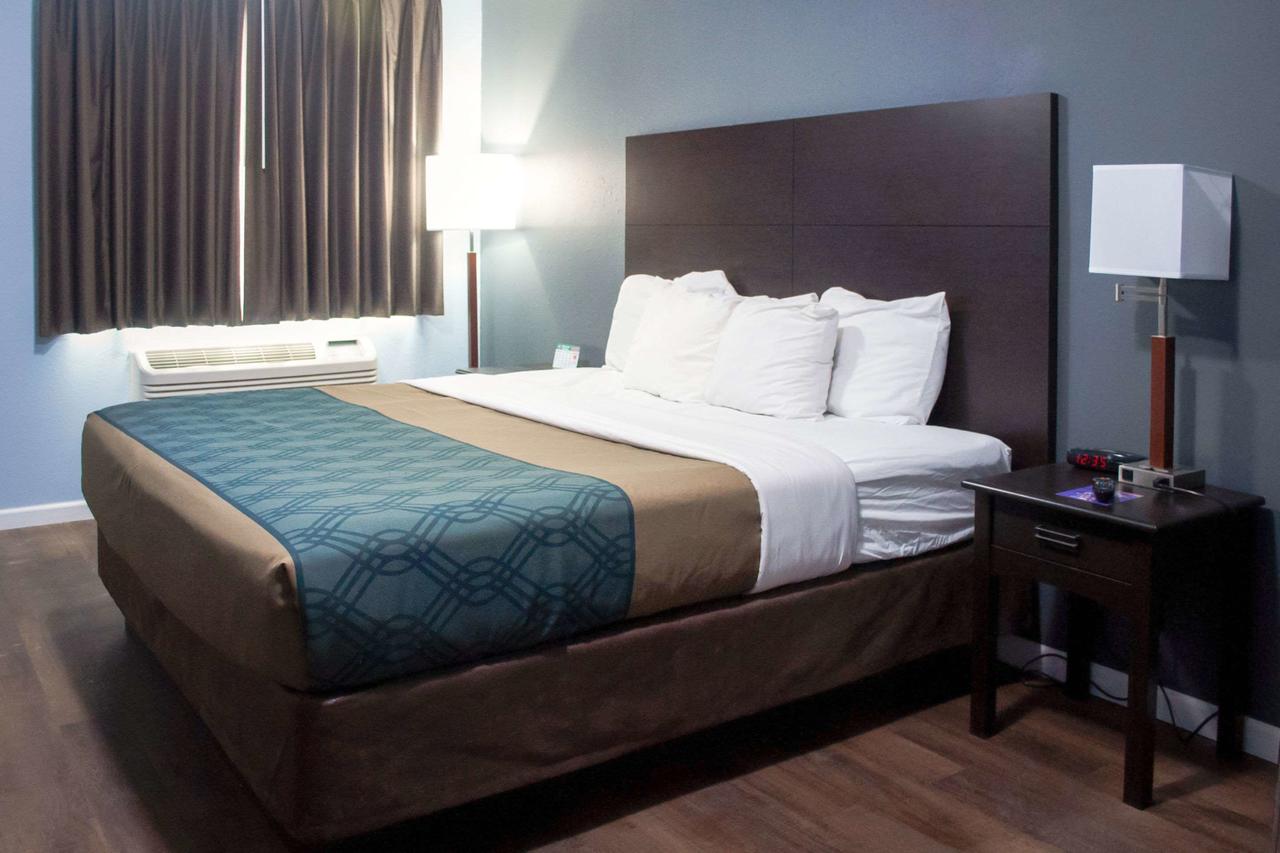 Econo Lodge Inn & Suites South Sandusky - thumb 18