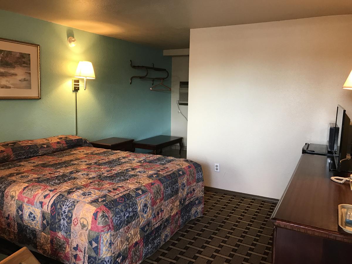 HWY Express Inn & Suites - thumb 8