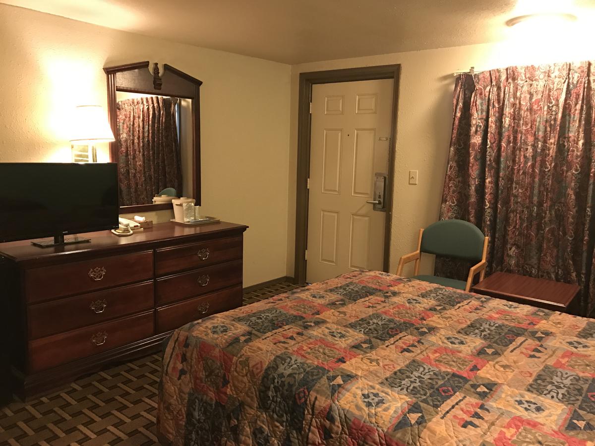 HWY Express Inn & Suites - thumb 7