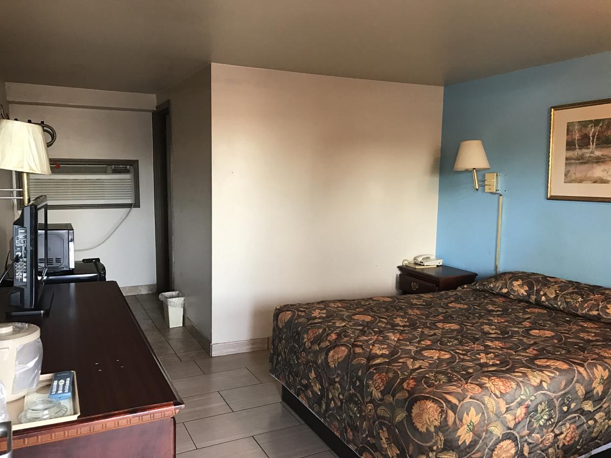 HWY Express Inn & Suites - thumb 10
