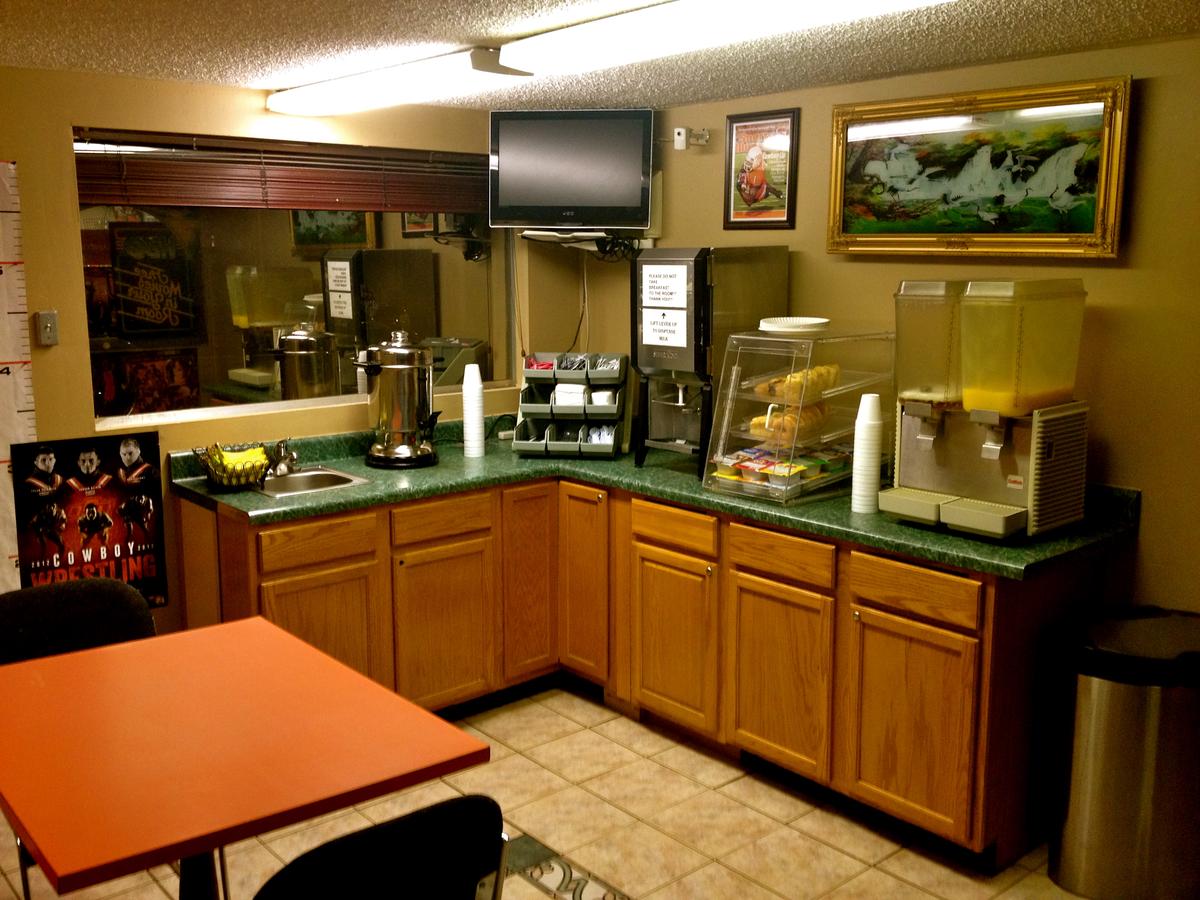 HWY Express Inn & Suites - thumb 11