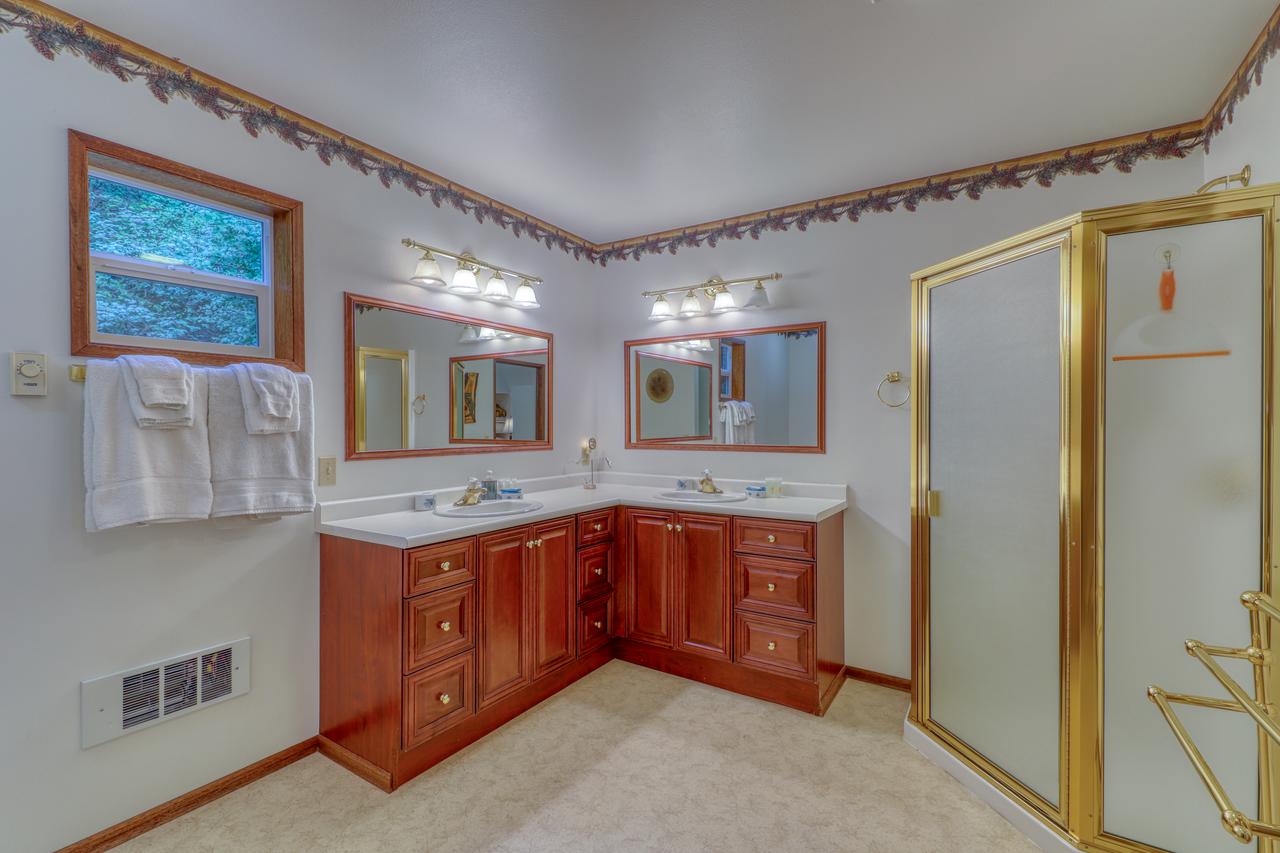 Pinecone Cabin - thumb 17