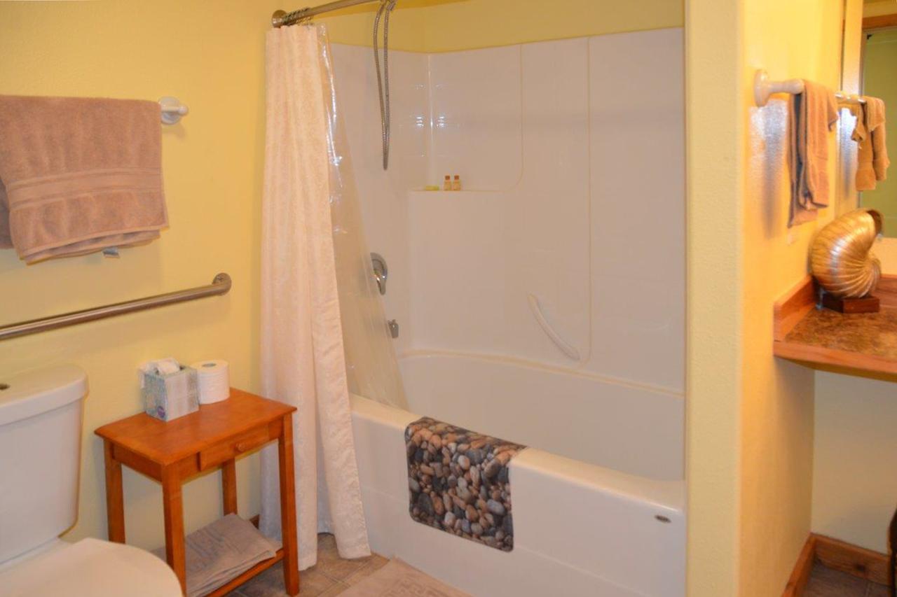 Obstruction Pass Cottage - thumb 24