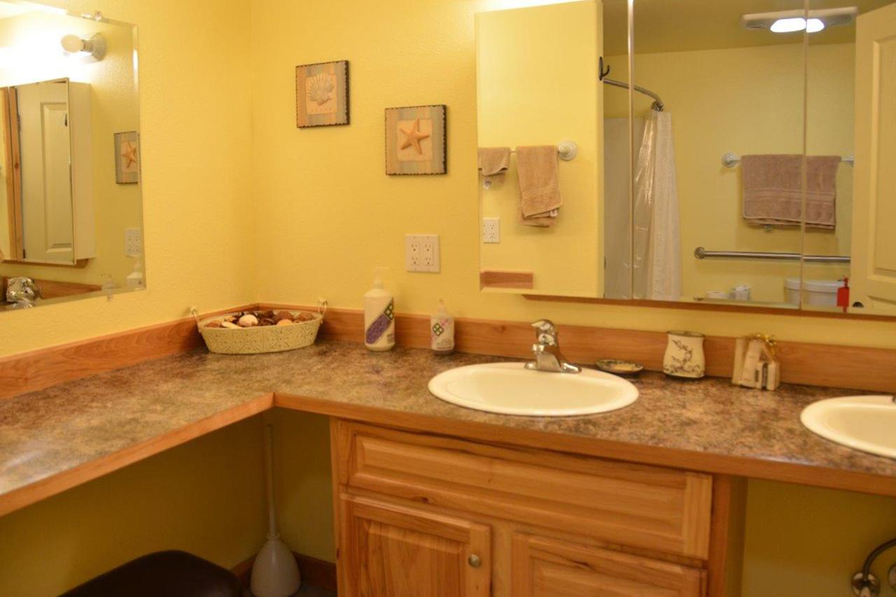 Obstruction Pass Cottage - thumb 4