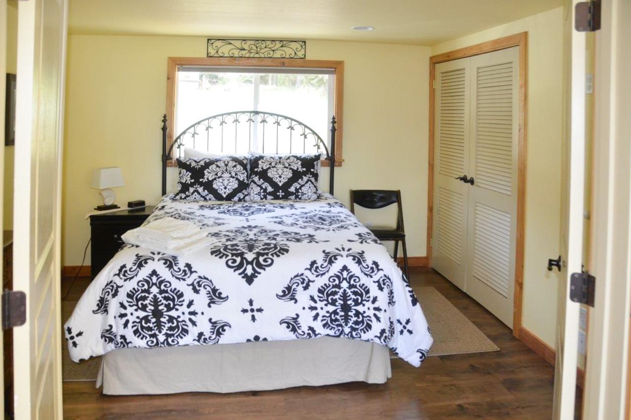 Obstruction Pass Cottage - thumb 10