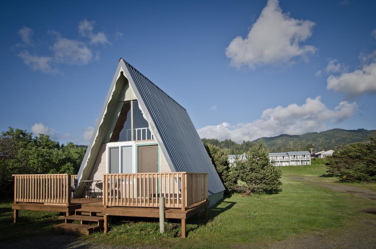 Pacific Reef Hotel & Light Show - thumb 14