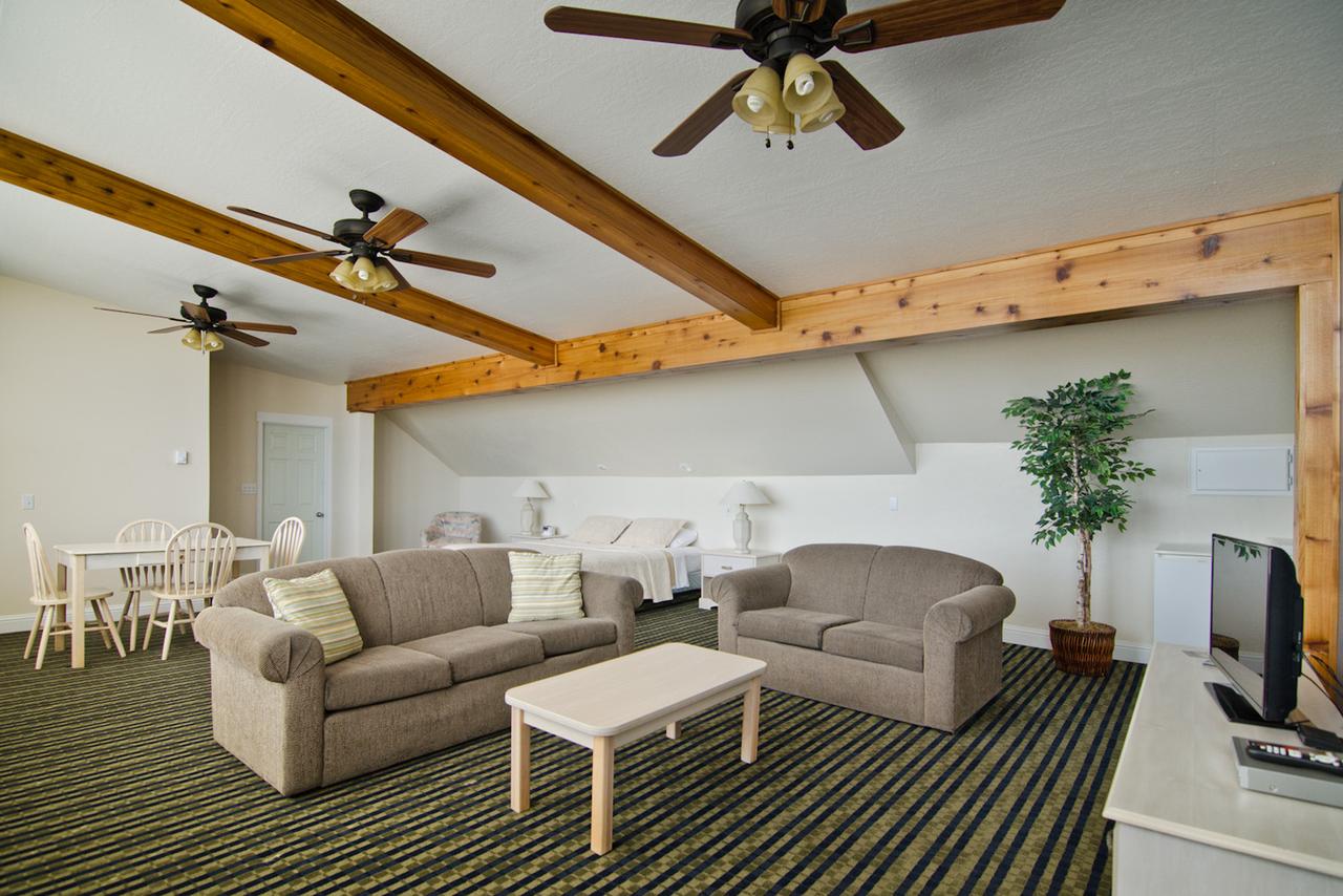 Pacific Reef Hotel & Light Show - thumb 26