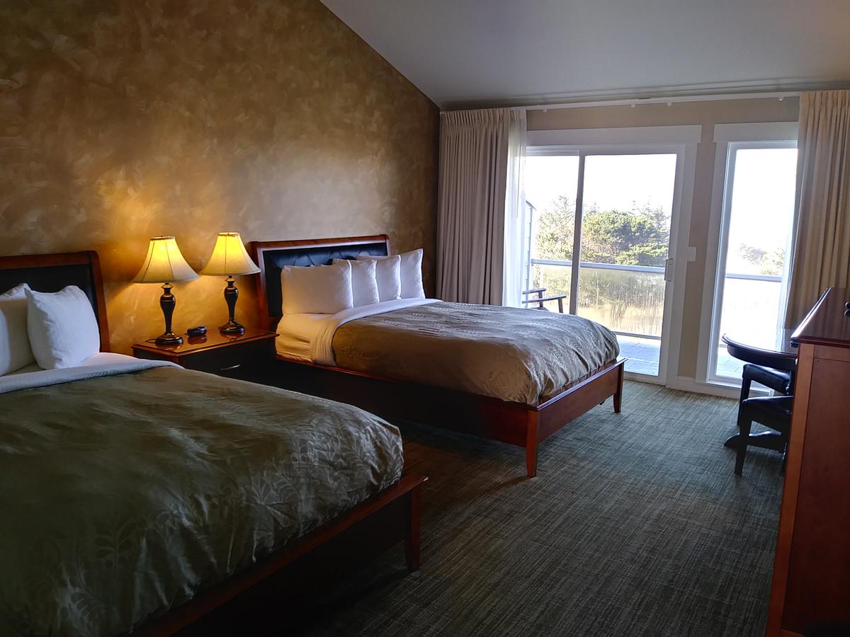 Pacific Reef Hotel & Light Show - thumb 1