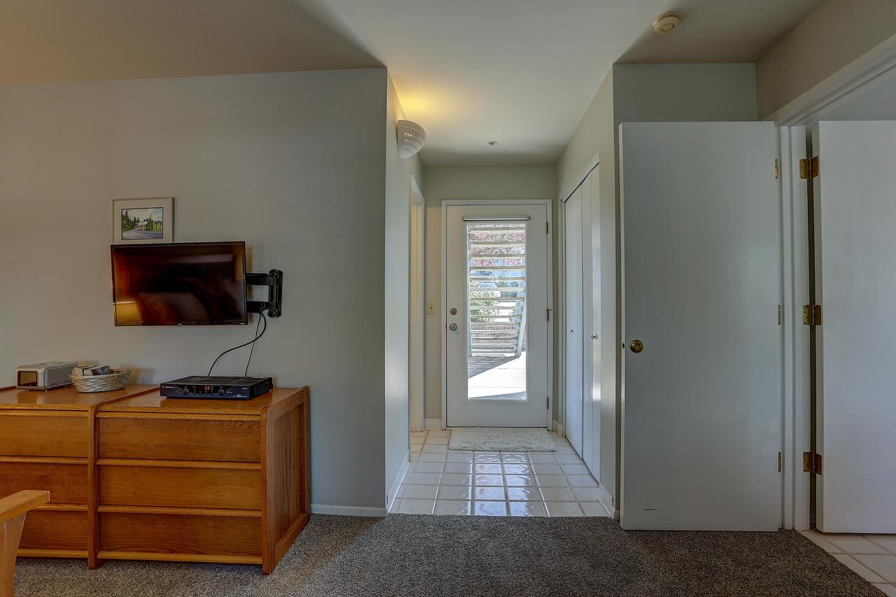 AlleyÃ¢Â€Â™s 22-River Vw-AC-1BR/2BA - thumb 6