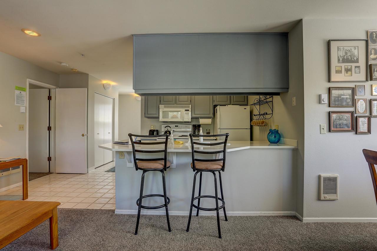 AlleyÃ¢Â€Â™s 22-River Vw-AC-1BR/2BA - thumb 10