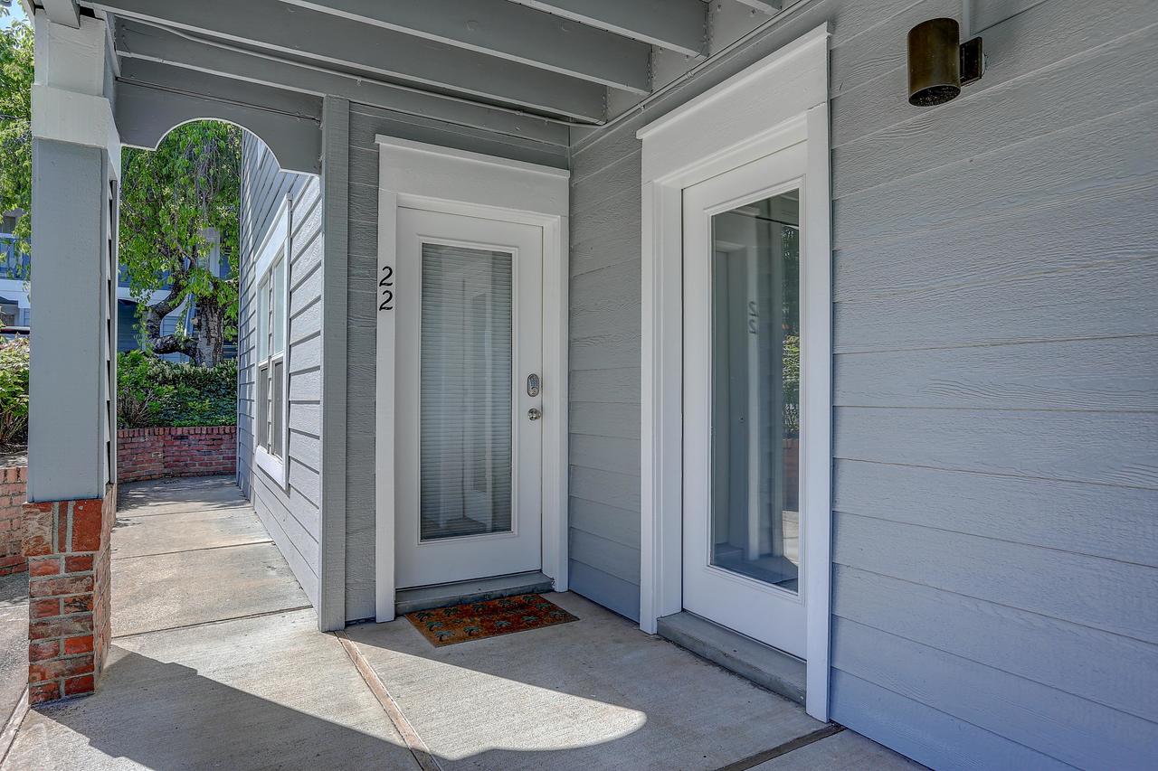 AlleyÃ¢Â€Â™s 22-River Vw-AC-1BR/2BA - thumb 8