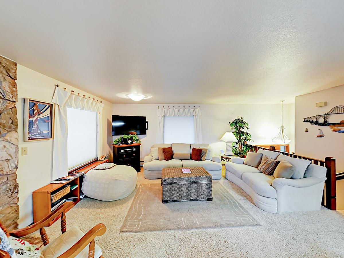 1235 NW Spring St Home - thumb 7