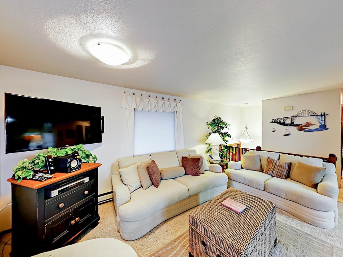 1235 NW Spring St Home - thumb 6