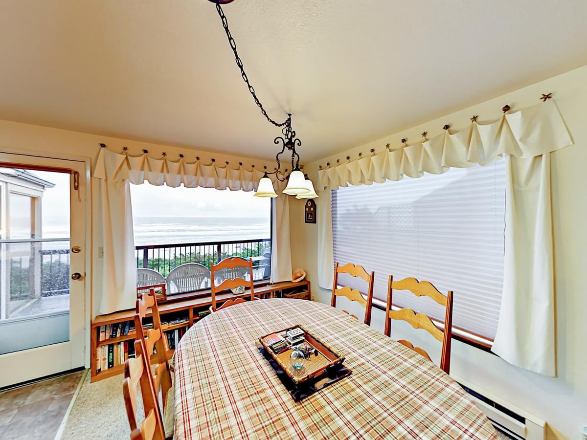 1235 NW Spring St Home - thumb 10