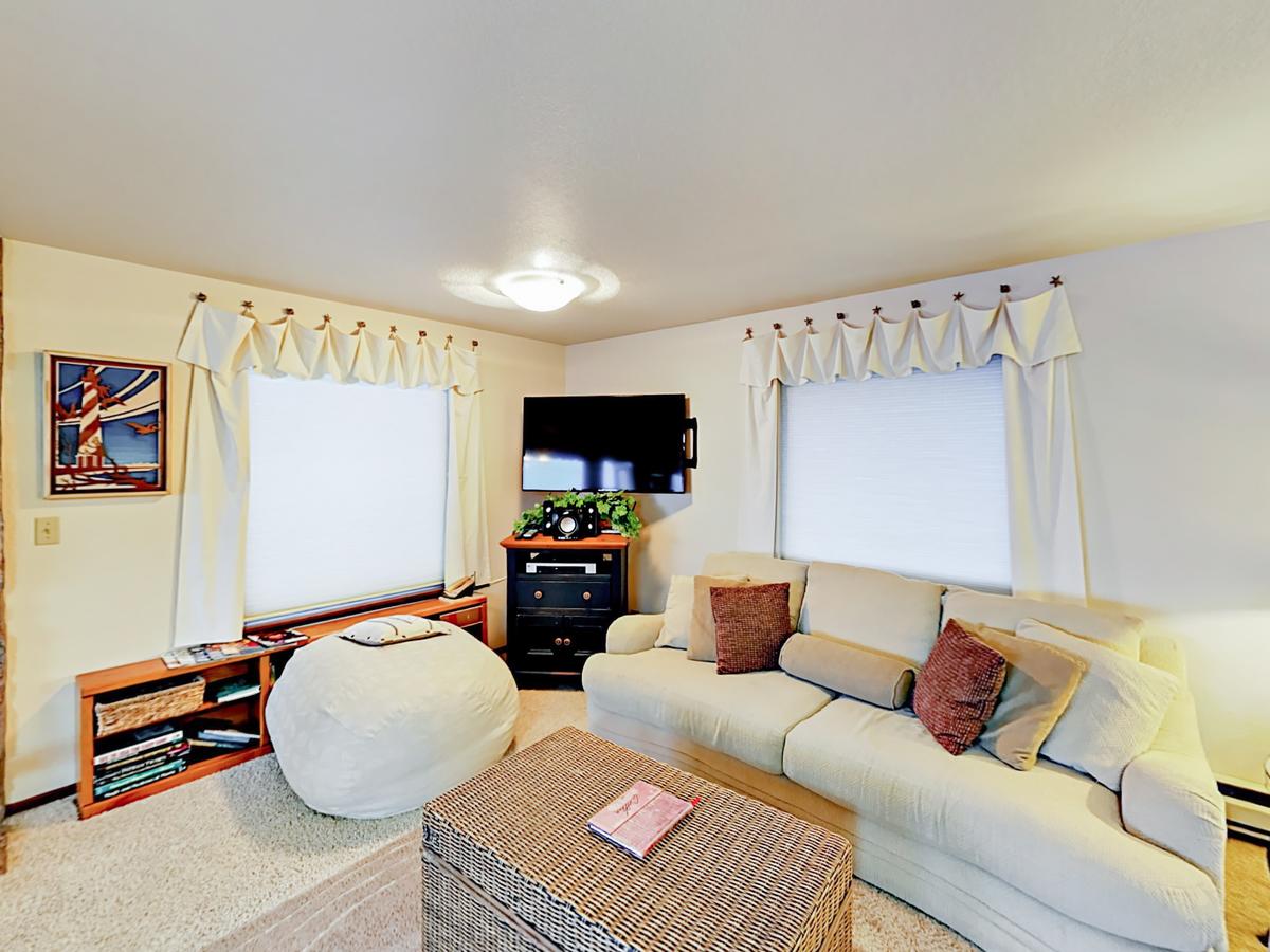 1235 NW Spring St Home - thumb 12