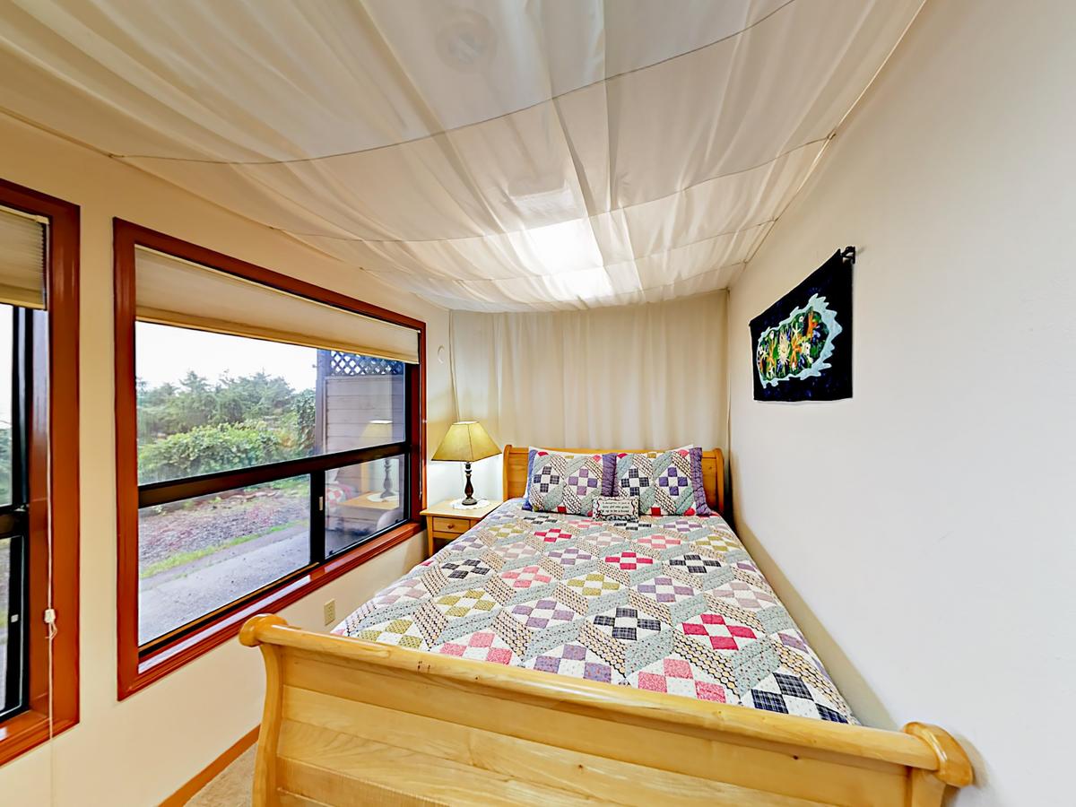 1235 NW Spring St Home - thumb 13