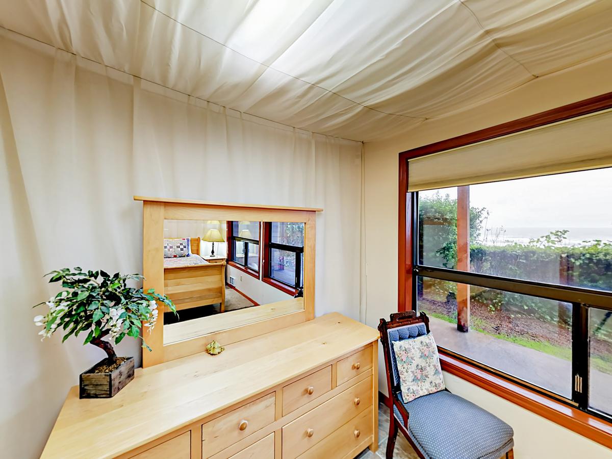 1235 NW Spring St Home - thumb 8