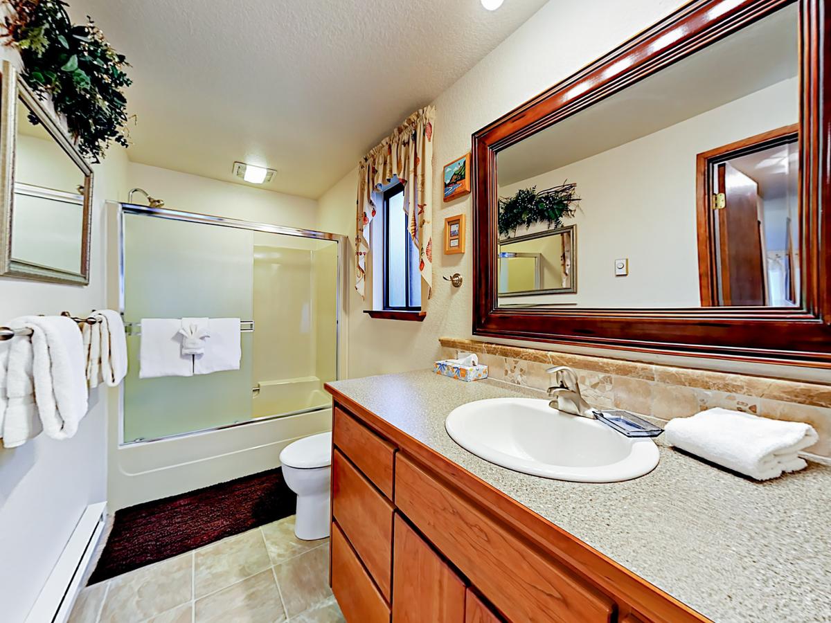 1235 NW Spring St Home - thumb 15