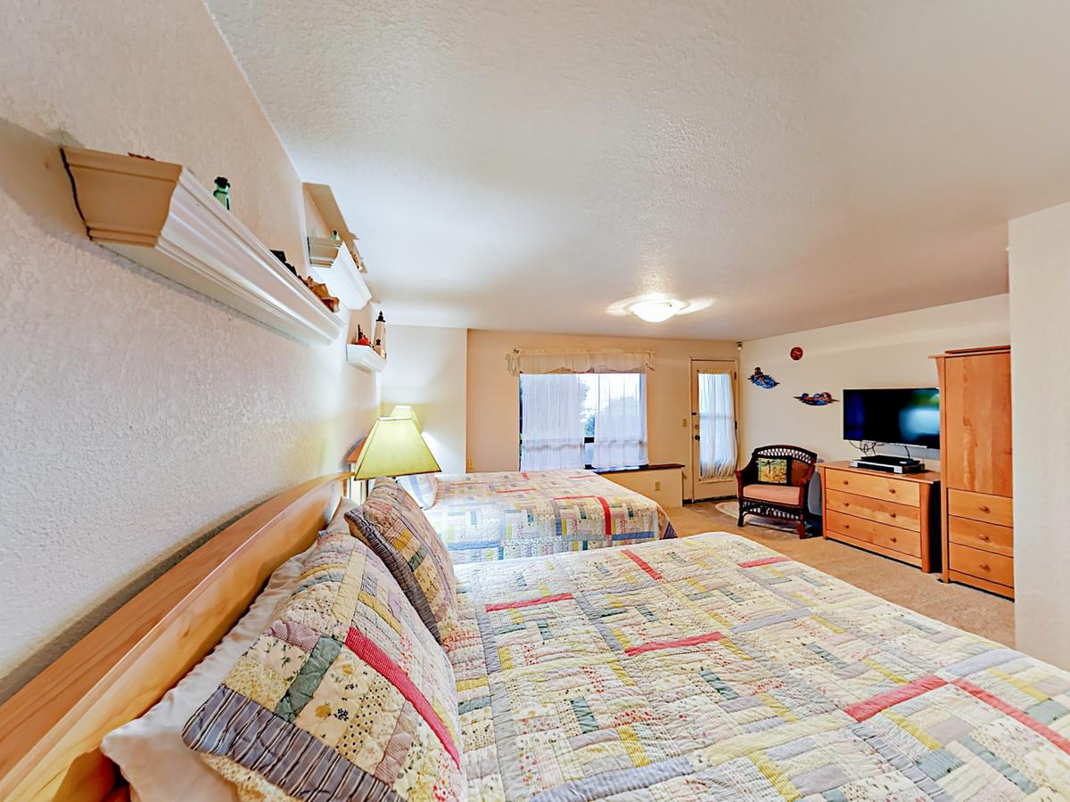 1235 NW Spring St Home - thumb 4