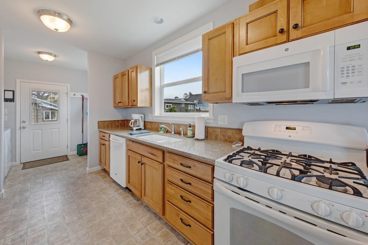 3 Bed 2 Bath Vacation Home In Newport - thumb 1