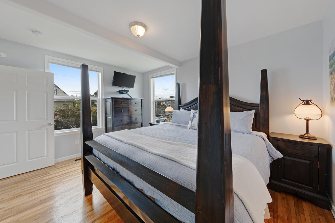 3 Bed 2 Bath Vacation Home In Newport - thumb 2