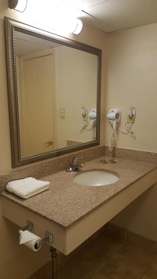 Airport Waterfront Inn - thumb 24
