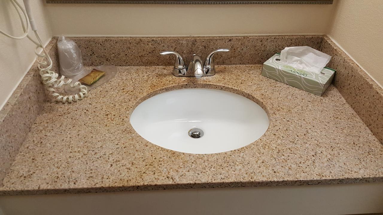Airport Waterfront Inn - thumb 23