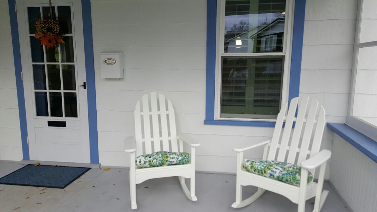 Blue And White Cottage - thumb 22