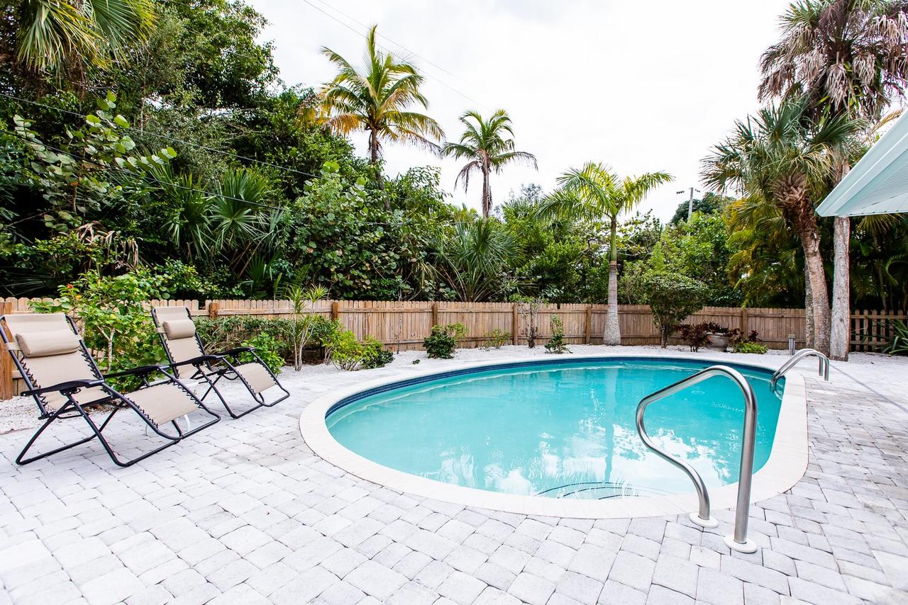 A CENTER OF PARADISE - thumb 1