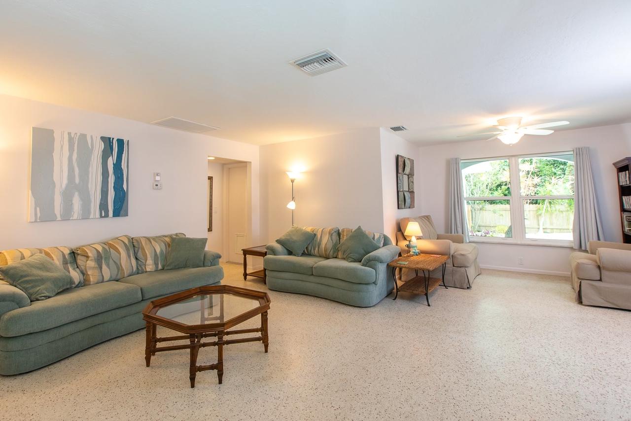 A CENTER OF PARADISE - thumb 3