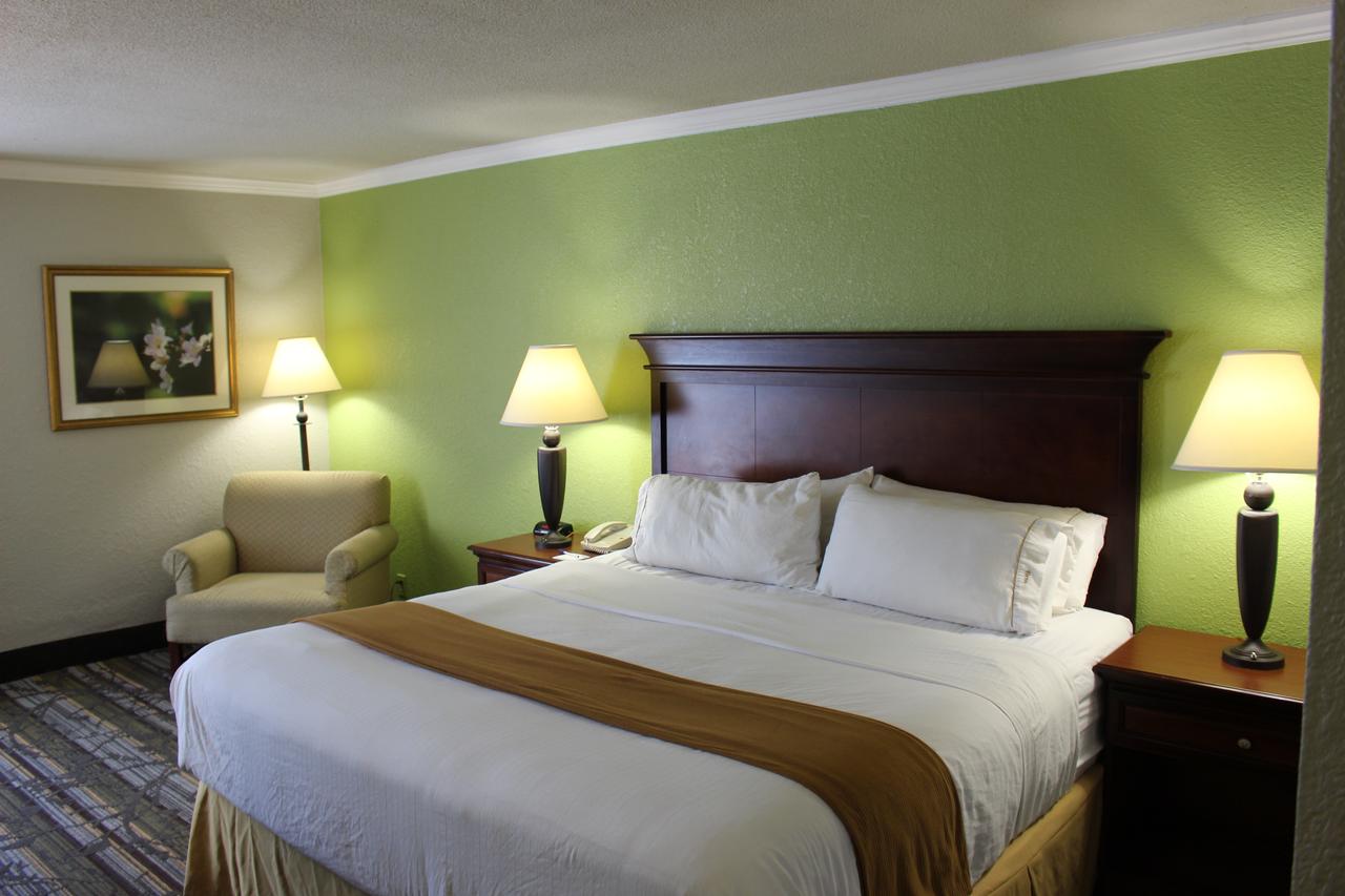 Wyndham Garden Summerville - thumb 14