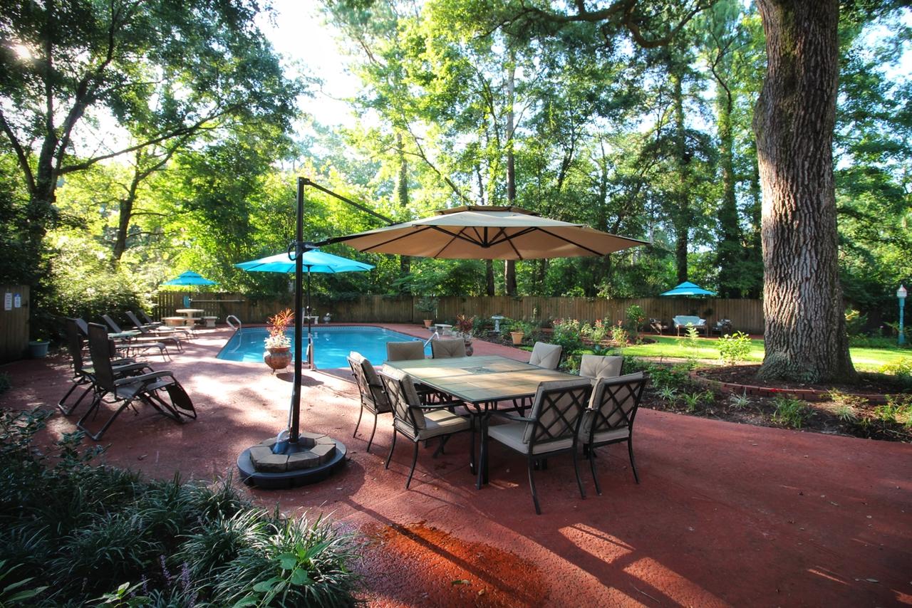 Tudor Oaks Inn - thumb 1