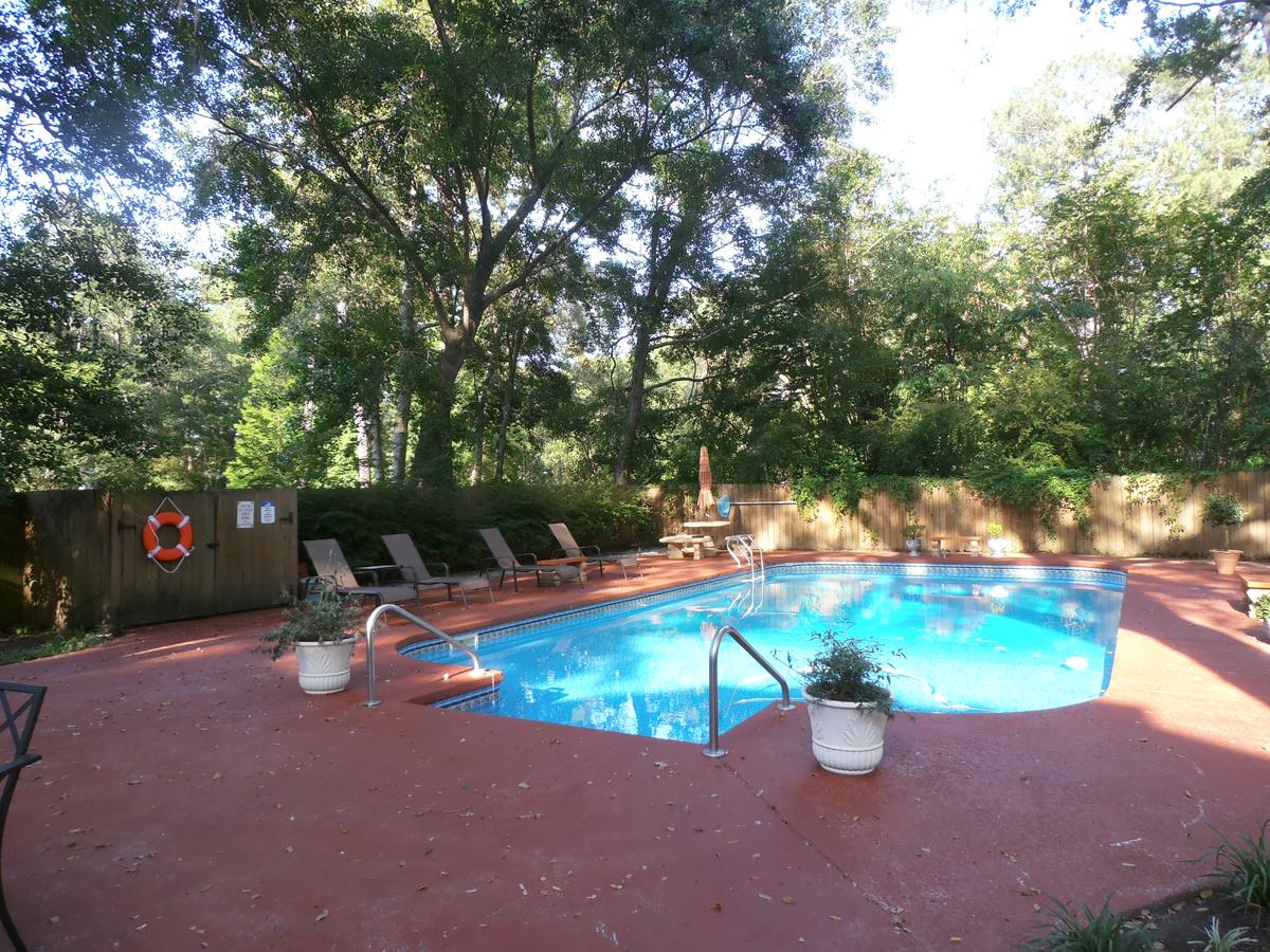 Tudor Oaks Inn - thumb 3