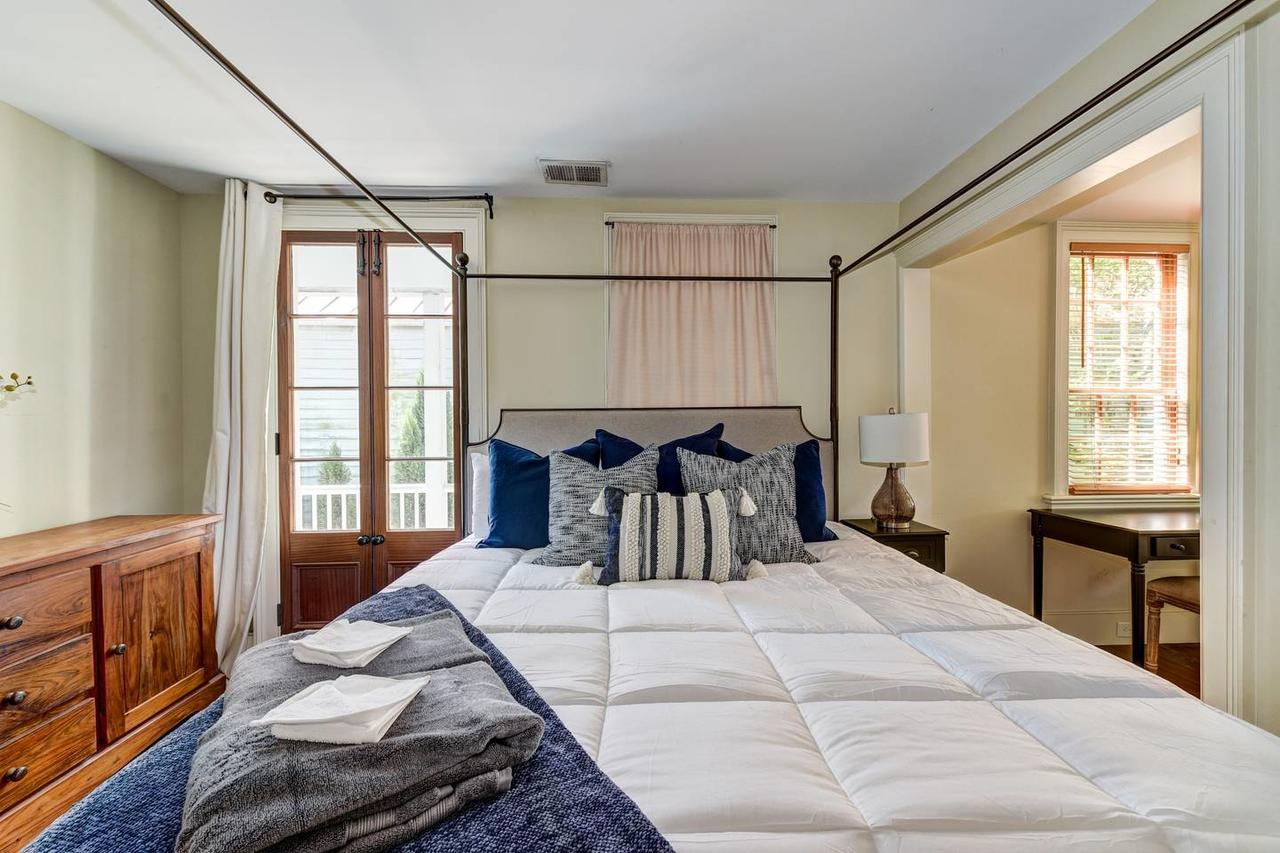 2 Story-house, Courtyard, Historic Architecture - thumb 9