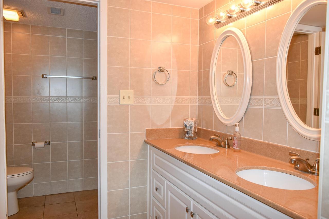 Xanadu III 704 Condo - thumb 15