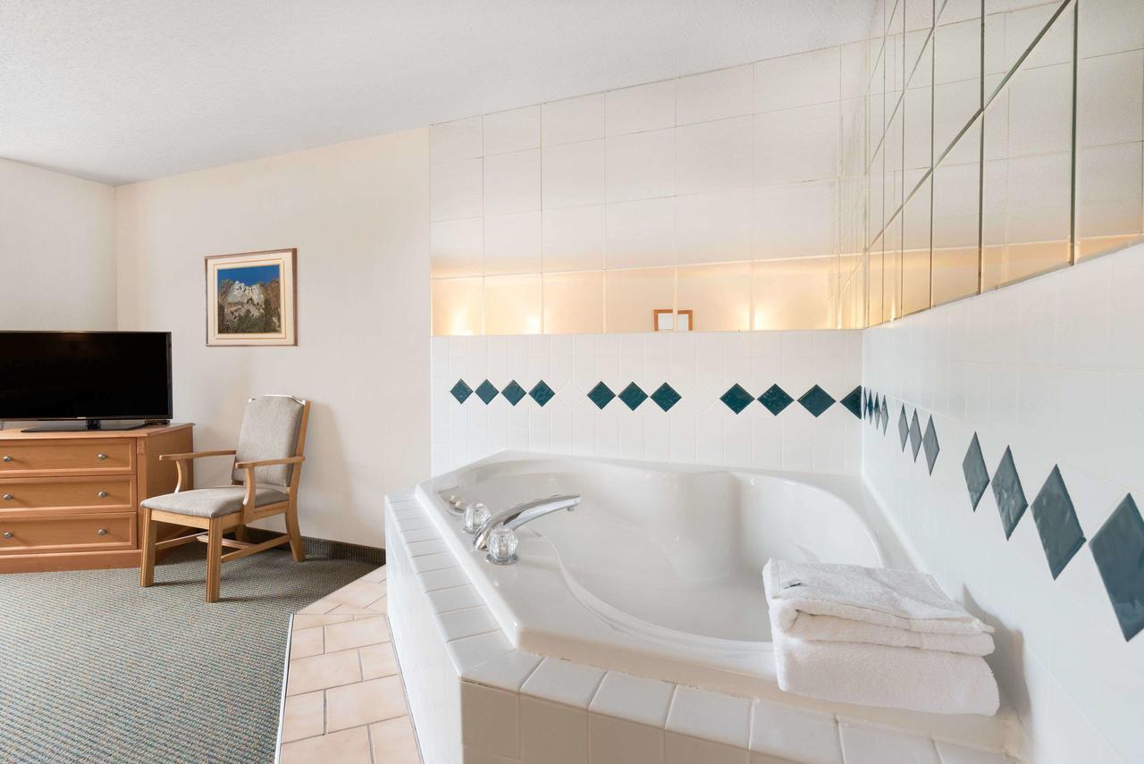 Baymont By Wyndham Hot Springs - thumb 18