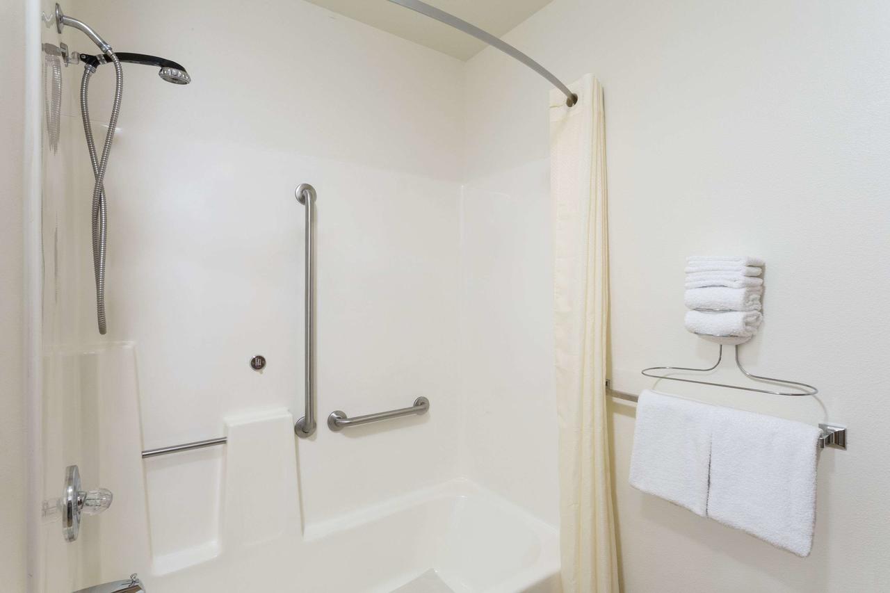 Super 8 By Wyndham Hot Springs - thumb 32