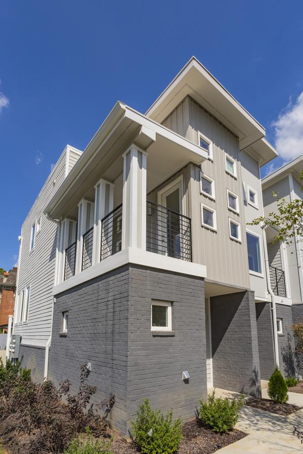 Downtown Southern Luxury Living 2BR & Free Parking - thumb 0