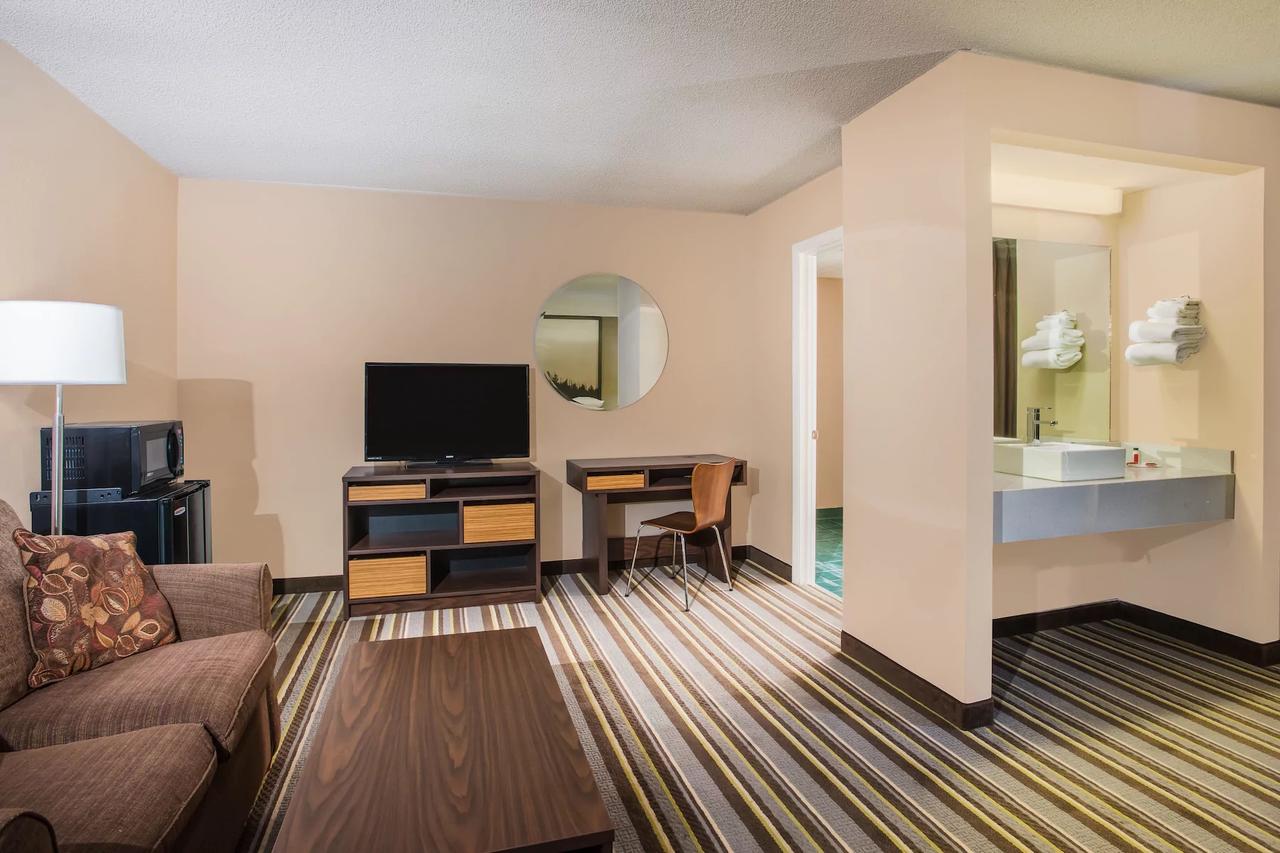 Super 8 By Wyndham Sevierville Riverside - thumb 8