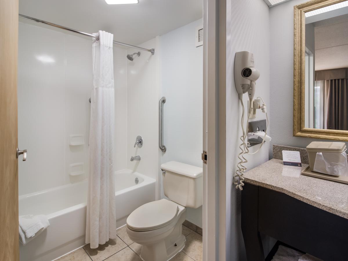 Clarion Inn Cleveland - thumb 1