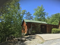 Bear Tracks RED BUD Cabin Mtn setting close to Parkway Tourism Bookings