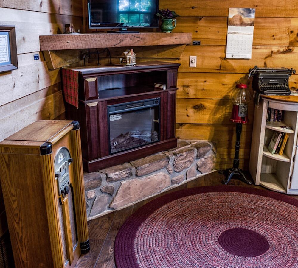 Country Charm Cabin With Firepit - thumb 13