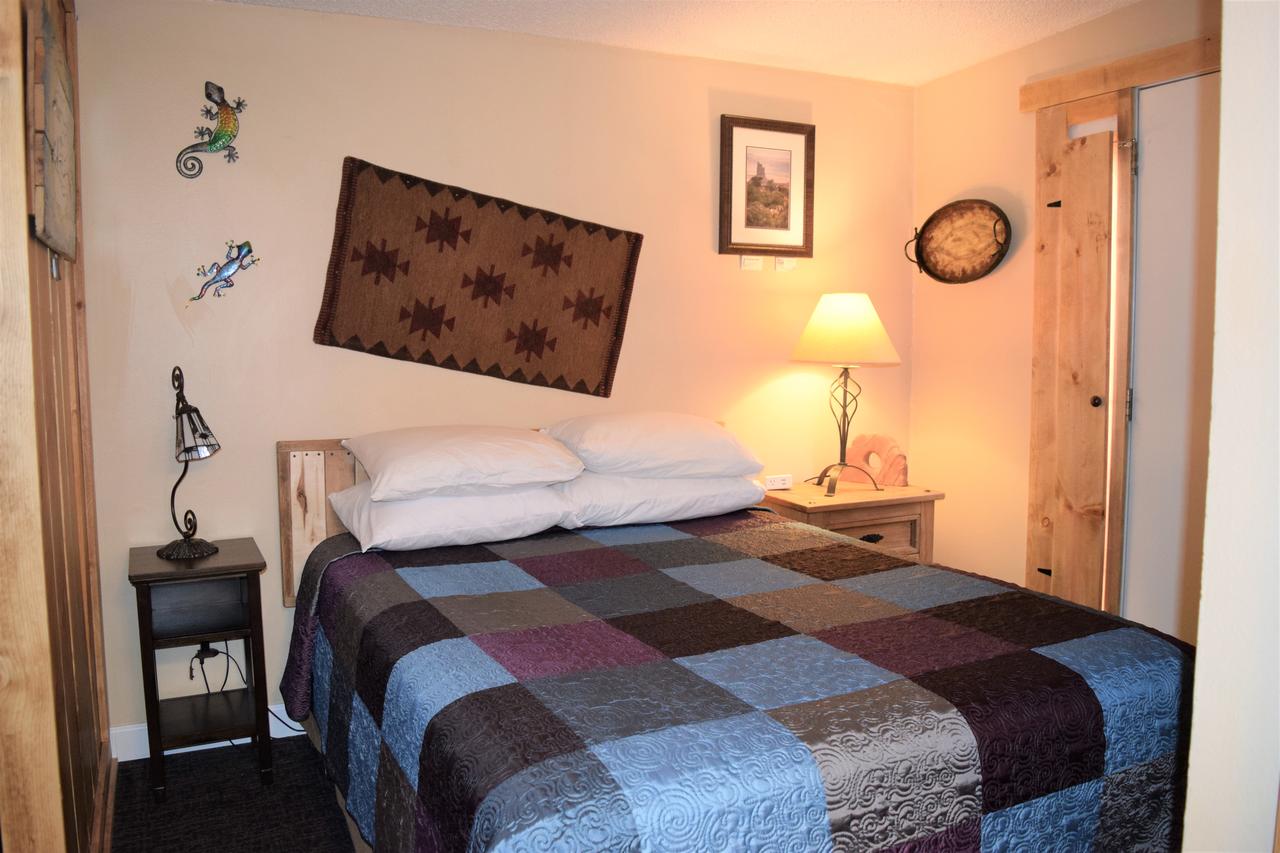 Desert Juniper Adobe Cabin At St. Danes Cabins - thumb 19