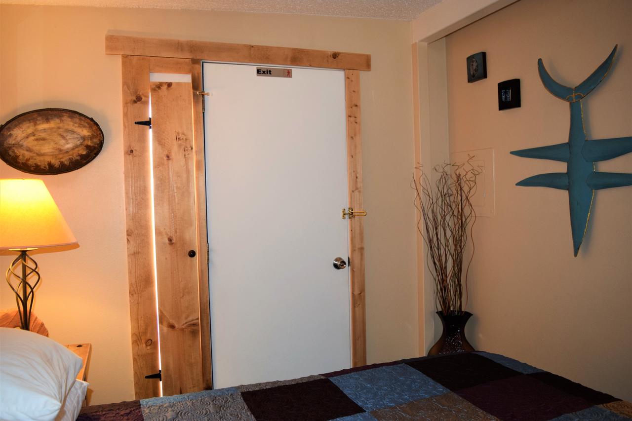 Desert Juniper Adobe Cabin At St. Danes Cabins - thumb 25